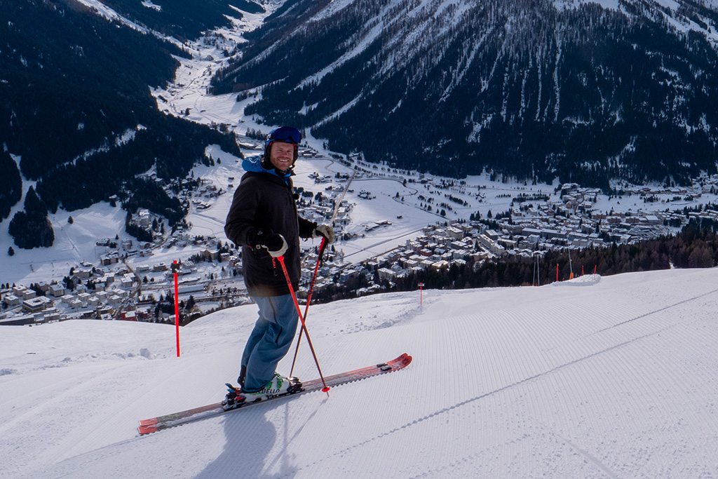 Julian Witting auf der Skipiste über dem Skiort Davos Klosters