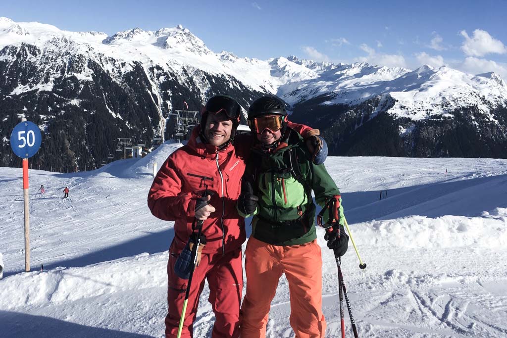 Julian Witting als Skilehrer neben einer seiner Schüler nach dem Skicoaching