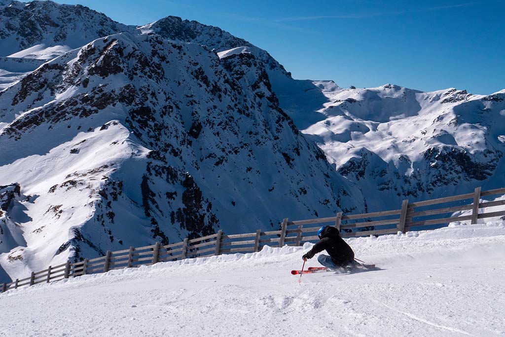 Skifahrer beim Carving auf der Skipiste in Arosa Lenzerheide