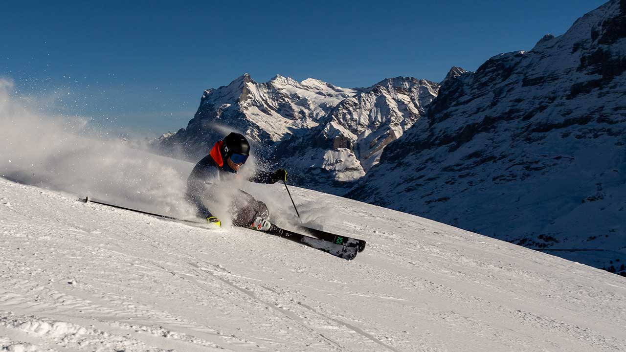 Skifahrer auf der Skipiste beim sportlichen Skifahren