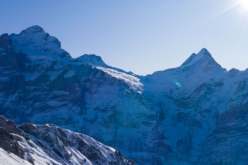 Bergpanorama in der Jungfrau Region an einem sonnigen Tag im Winter mit schneebedeckten Bergen